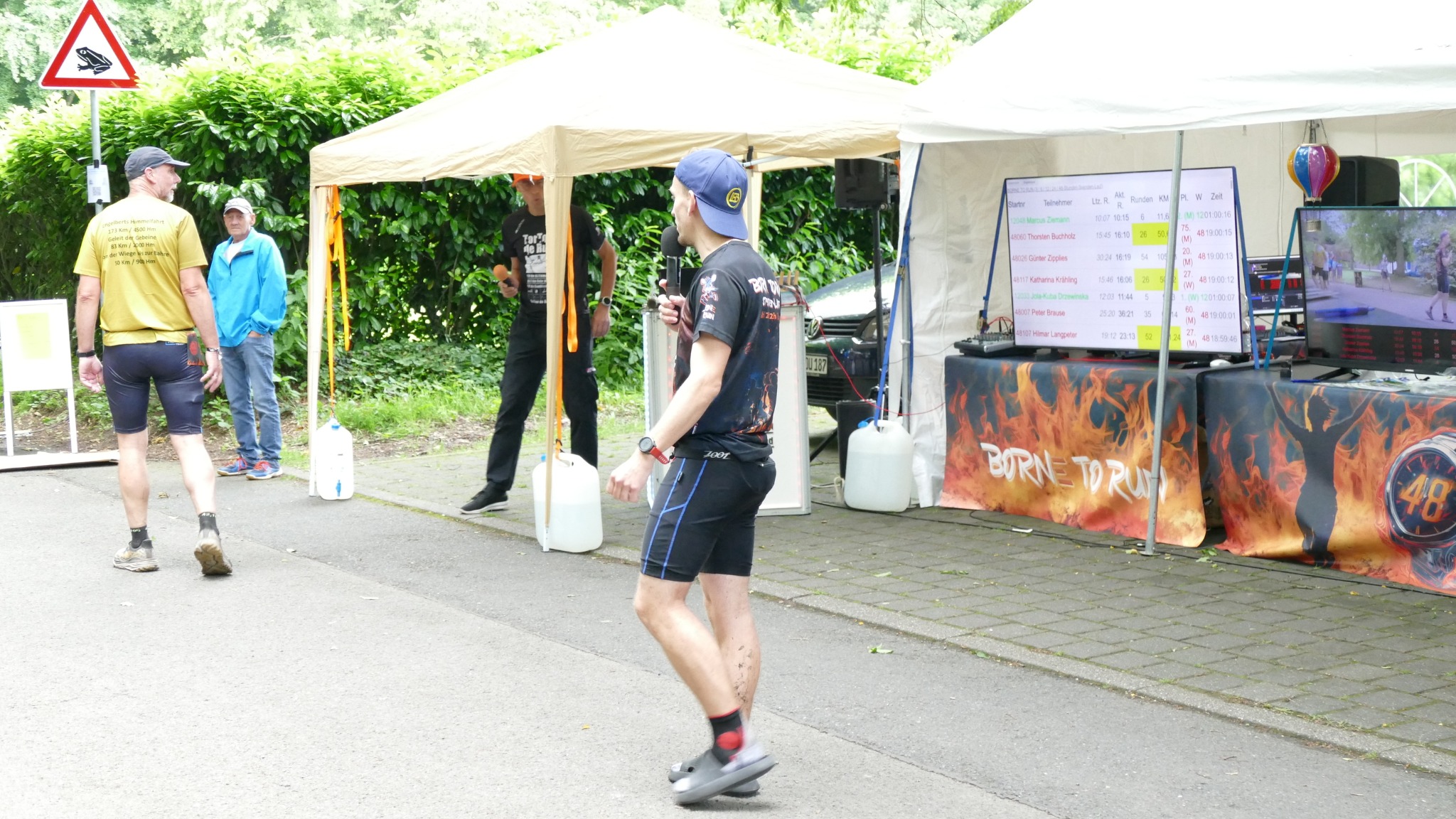 Jan-Philipp Struck bei der Moderation von BORNE TO RUN