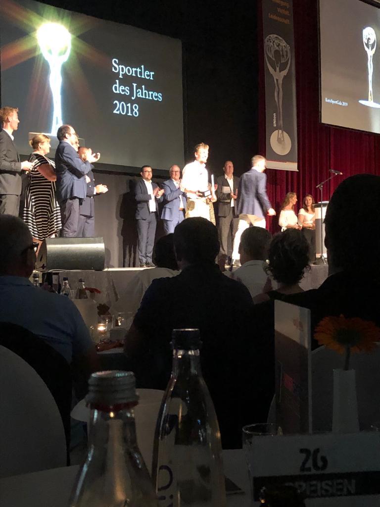 Jan-Philipp Struck auf der Bühne bei der Ehrung 2018