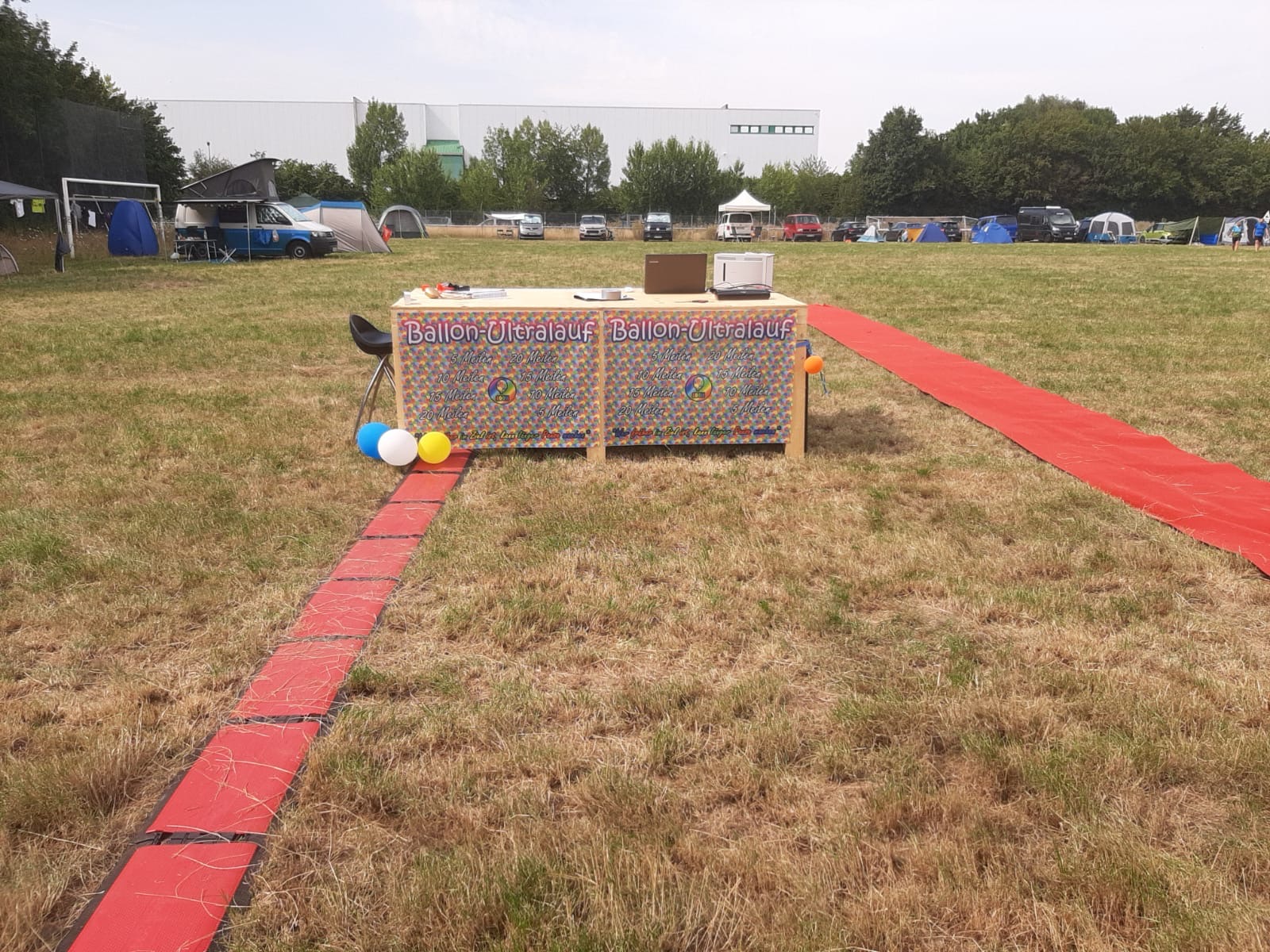 Aufbau des Veranstaltungsbereichs beim Ballon-Ultralauf in Welver