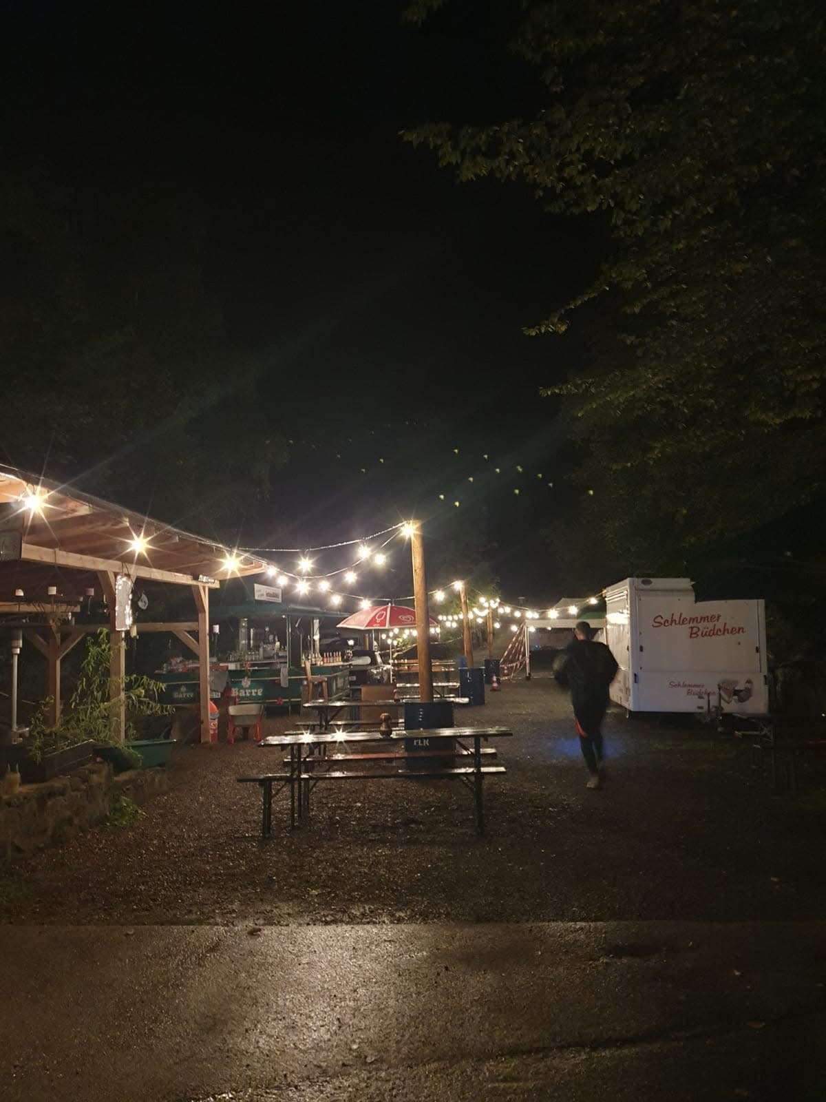 Nächtliches Veranstaltungsareal mit Lichterkette beim Cube Run