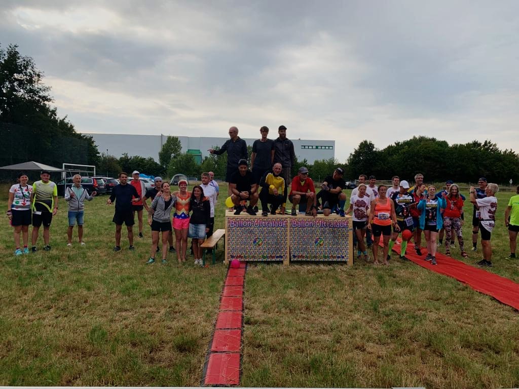 Gruppenfoto der Teilnehmenden beim Ballon-Ultralauf in Welver