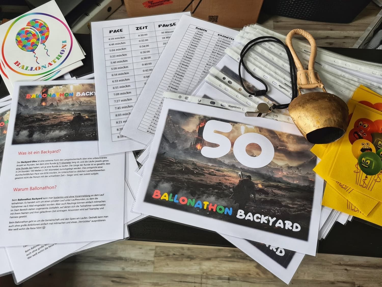 Glocke und Unterlagen des Ballonathon Backyard