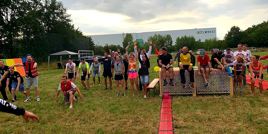 Jubelnde Läuferinnen und Läufer beim Ballon-Ultralauf in Welver